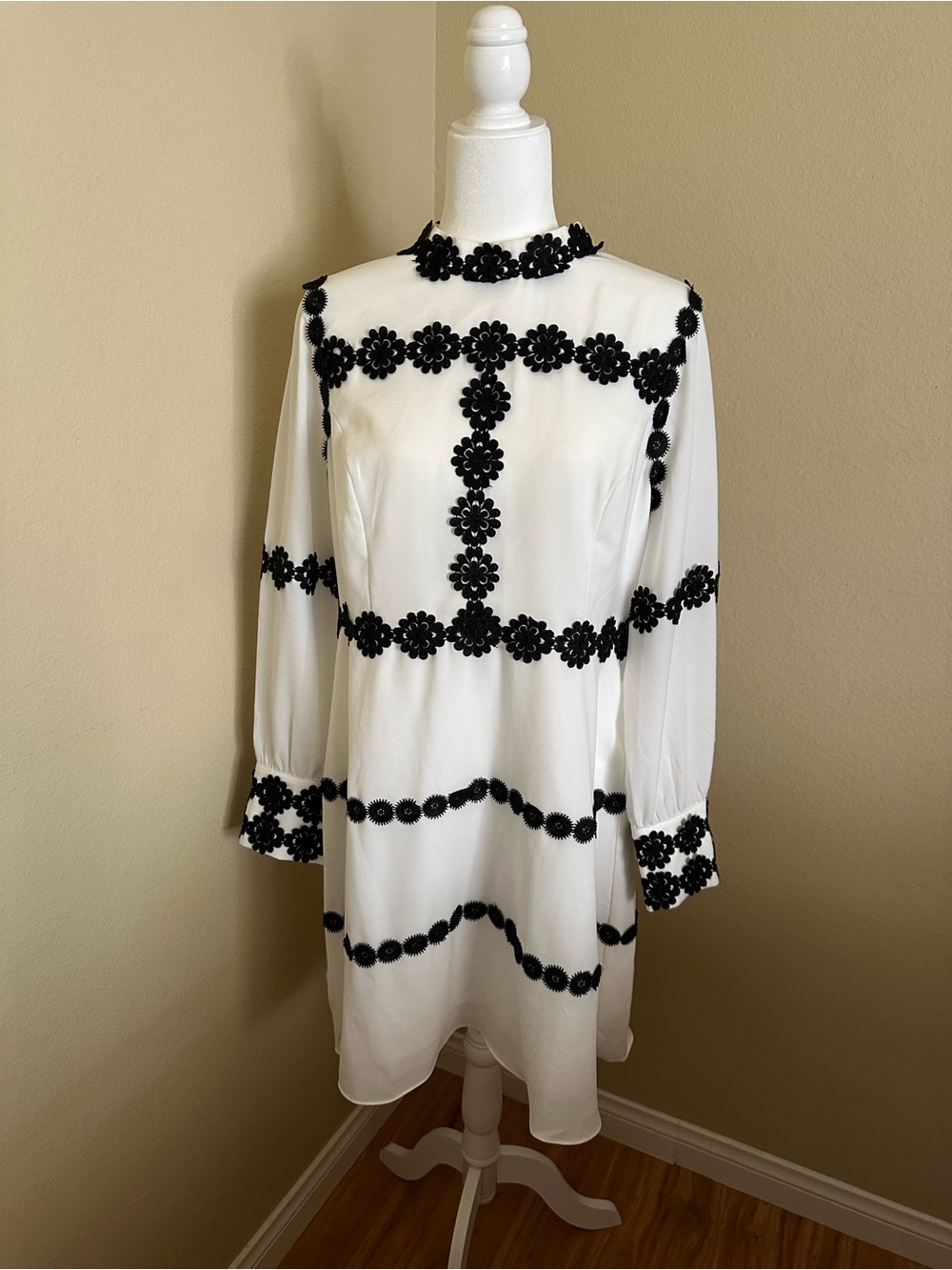 ✨ NWT Lisa Luke White Long Sleeve Dress Black Floral Lace Applique X Large ✨